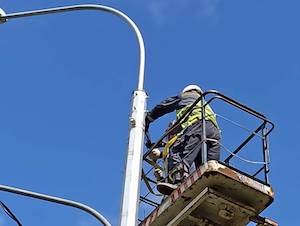 «Ленсвет» реконструирует наружное освещение на улице Матроса Железняка