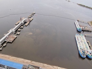 Петербургский нефтяной терминал провел испытания комплексов всплывающих боновых заграждений