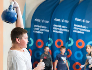 Омский НПЗ поддержал городской турнир по гиревому спорту