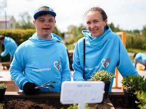 Волонтеры «Газпром нефти» обновили сенсорный сад в детском доме-интернате №1 в Петергофе