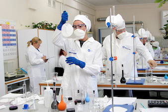 На СХК определили лучших лаборантов химического анализа