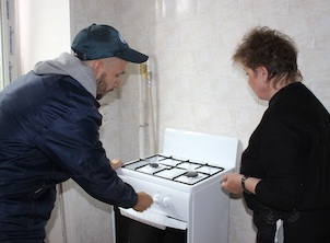 «Екатеринбурггаз» бесплатно установил новую газовую плиту в квартире двух пенсионерок