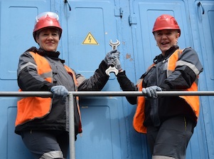 На Харанорском угольном разрезе впервые стажируются помощницы машинистов тепловоза