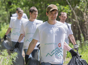 Волонтеры Омского НПЗ привели в порядок береговую линюи Иртыша
