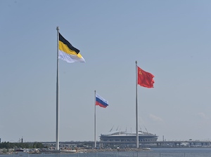 В Санкт-Петербурге торжественно подняты исторические флаги Российской империи, СССР и государственный флаг Российской Федерации