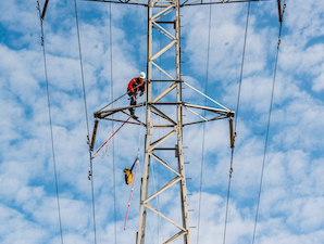 В Югре повысят грозоупорность более 120 ЛЭП в 2023 году