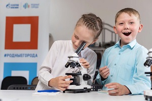 При поддержке Омского НПЗ в городе появился «Микроскоп на колесиках»