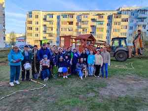 Волонтеры Богучанской ГЭС установили в Кодинске детскую площадку