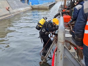 В Зарядье завершена перекладка кабельных ЛЭП на дне Москвы-реки