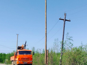 «Якутскэнерго» устанавливает новые опоры ЛЭП в городе Мирном