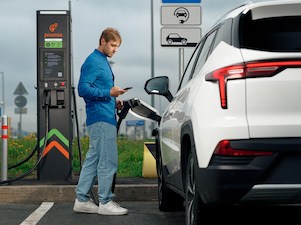 «Газпром нефть» открыла первую станцию для зарядки электромобилей в аэропорту Пулково в Санкт-Петербурге