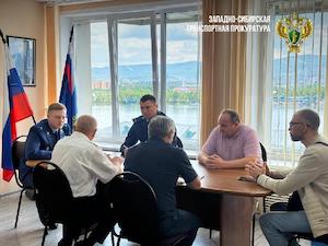 На месте разлива дизтоплива на реке Енисей откачали 7 кубометров нефтесодержащей жидкости