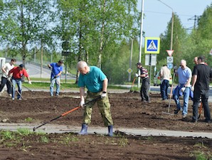 Сотрудники Кольской АЭС вышли на общегородской субботник
