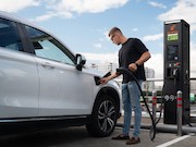 «Газпром нефть» расширяет сеть электрозарядных станций в Москве