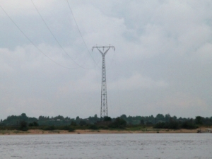 «Нижновэнерго» устанавливает на берегах Волги опоры-гиганты