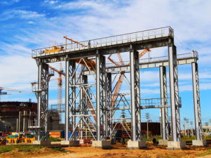 На стройплощадке ЛАЭС начался монтаж последнего из четырех кранов для работы с ядерным топливом