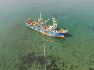 В Приморье устранили экологическую угрозу из-за севшего на мель траулера