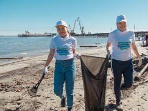 Нефтяники и жители Нового Порта очищают арктическое побережье от «наследия» прошлых лет