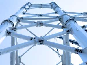 «Янтарьэнерго» монтирует стилизованные опоры ЛЭП в виде якорей на берегу Преголи