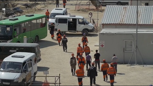 Свободный не свободен: рабочих-строителей Амурского ГПЗ обвиняют в массовых беспорядках из-за протеста оставаться на сверхсрочную вахту без доплат