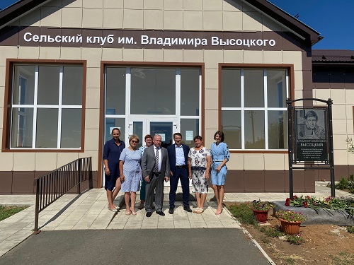 Гендиректор Нефтяной компании «Новый Поток» в сельском клубе им.В.Высоцкого почтил память поэта