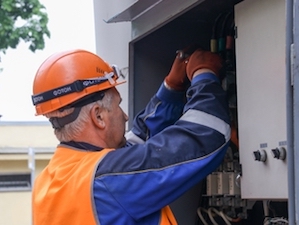 «Ленсвет» модернизирует электросетевое оборудование уличного освещения