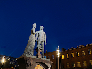 В День семьи, любви и верности подсветку получили два памятника в Санкт-Петербурге