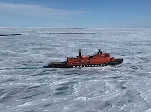 Атомному ледоколу «50 лет Победы» осталось пройти 60 миль до Северного полюса