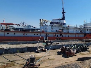 Верхнее строение ледостойкой стационарной платформы отбуксировано в Каспийское море