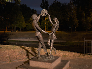 В Колпино получил подсветку памятник счастливым молодоженам