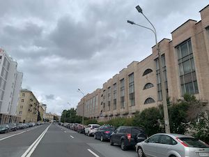 «Ленсвет» заменил сети и консольные светильники на улице Рентгена