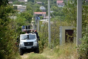 Энергетики Крыма меняют жефектные опоры в Живописном