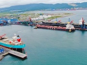 «Восточный Порт» впервые одновременно принял под погрузку два судна-гиганта