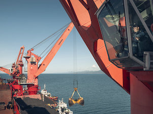 Угольный морской порт Шахтёрск отгрузил с начала навигации 5.4 млн тонн угля