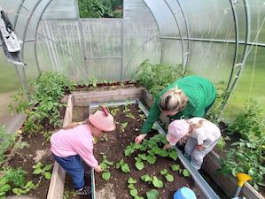 Энергетики «Сахалинэнерго» подарили теплицу детскому саду в селе Ильинское