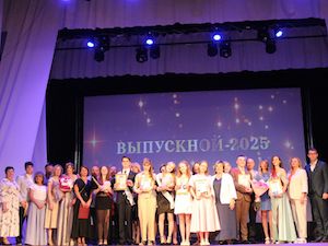 Сотрудники Саяно-Шушенской ГЭС поздравили выпускников рабочих поселков