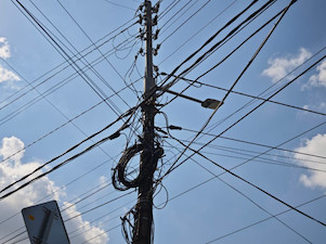 «Сочинские электрические сети» выявили более 7 тысяч нелегальных подвесов оптоволокна на опорах ЛЭП