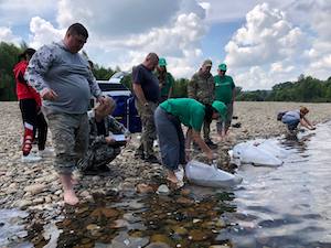 «Разрез Тайлепский» выпустил 14 тысяч мальков рыб ценной породы в притоки реки Томь