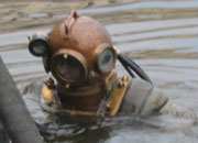 Водолазы ремонтирует кабель на дне Невы