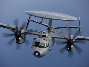 ВМС США получили первый серийный летающий радар E-2D