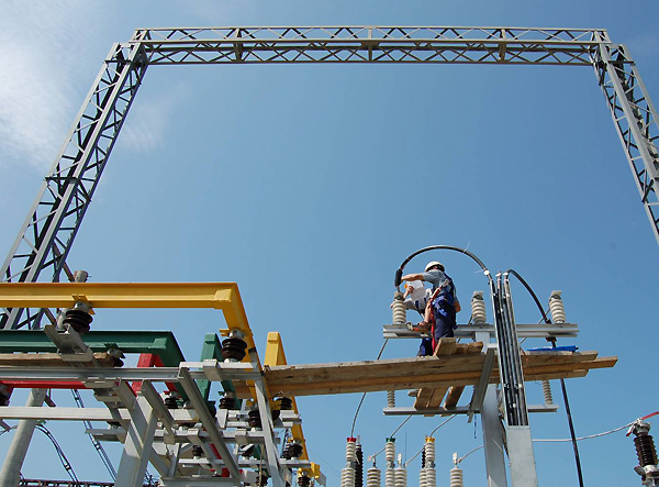 «Сахалинэнеро» монтирует трансформаторы на подстанции «Центр-2»