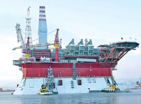 МЛСП «Приразломная» отправляется из Мурманска в Печорское море