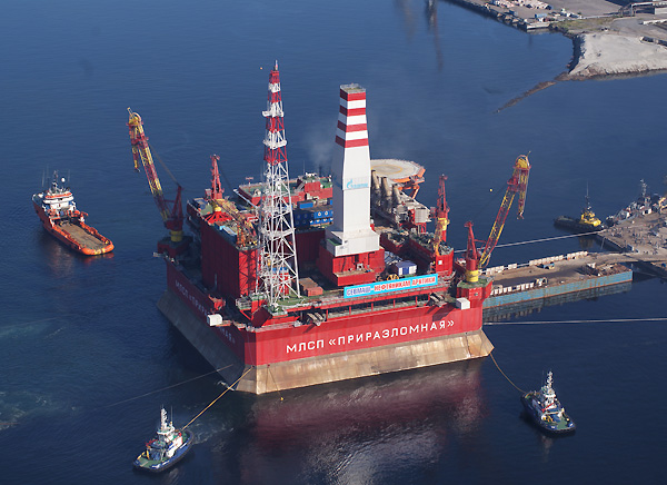 Началась буксировка платформы «Приразломная» на месторождение