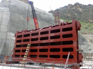 Строители Гоцатлинской ГЭС завершили монтаж затворов водоприемника