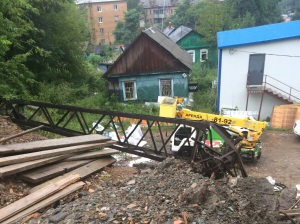 В результате оползня во Владивостоке подпорной стеной смыта опора ЛЭП