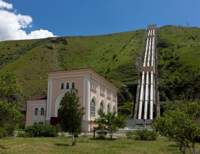 На строящемся обводном зимнем канале Эзминской ГЭС началась укладка гидротехнического бетона