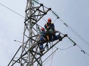 «Ставропольэнерго» восстановило 17 из 42 поврежденных ветром опор ЛЭП