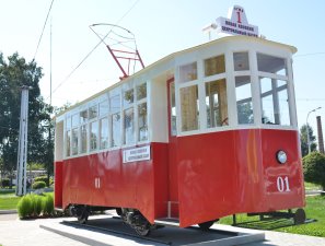 В центре Кемерово установили памятник первому трамваю