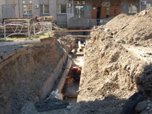 ЮСТК вынуждена продлить сроки ремонта теплотрассы на перекрестке в центре Абакана