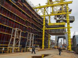 «Балтийский завод» загрузил на ледокол «Урал» баки металловодной защиты весом по 300 тонн каждый